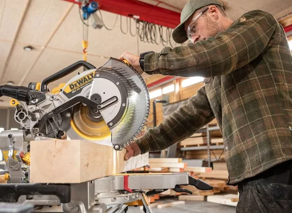 Аккумуляторная торцовочная пила DeWALT DCS782N — изображение 8
