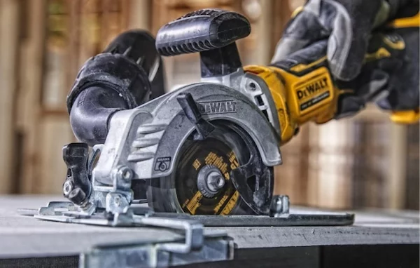 Аккумуляторная циркулярная пила DeWalt DCS571E1T — изображение 8