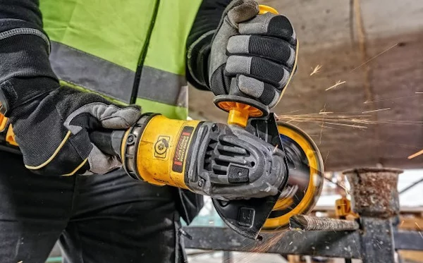 Аккумуляторная болгарка DeWalt DCG418NT — изображение 4
