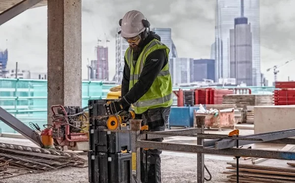 Аккумуляторная болгарка DeWalt DCG418NT — изображение 5